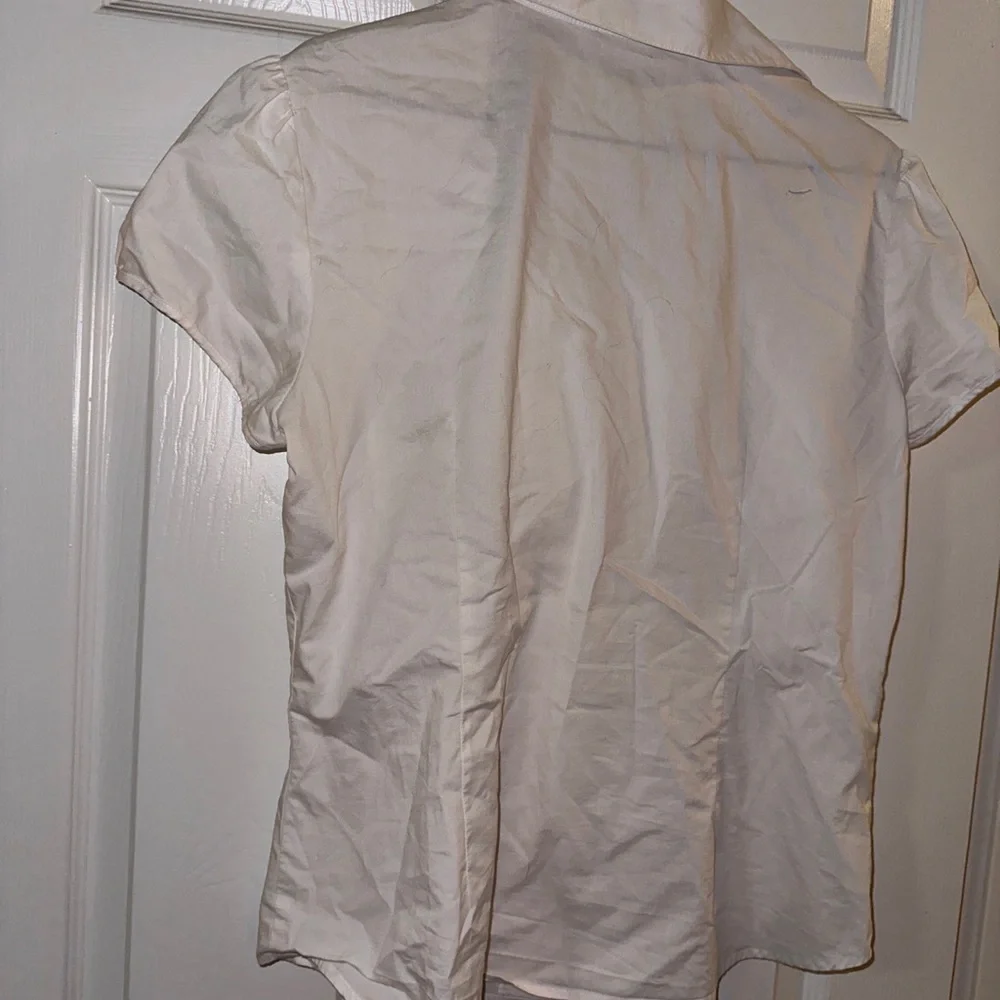 Signature by Larry Levine Womens L White V Neck Ruffle Front Blouse Shirt Top - Picture 5 of 5